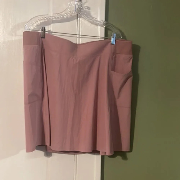 32 degrees WOMEN'S FLYWEIGHT WOVEN SKORT - Picture 1 of 5